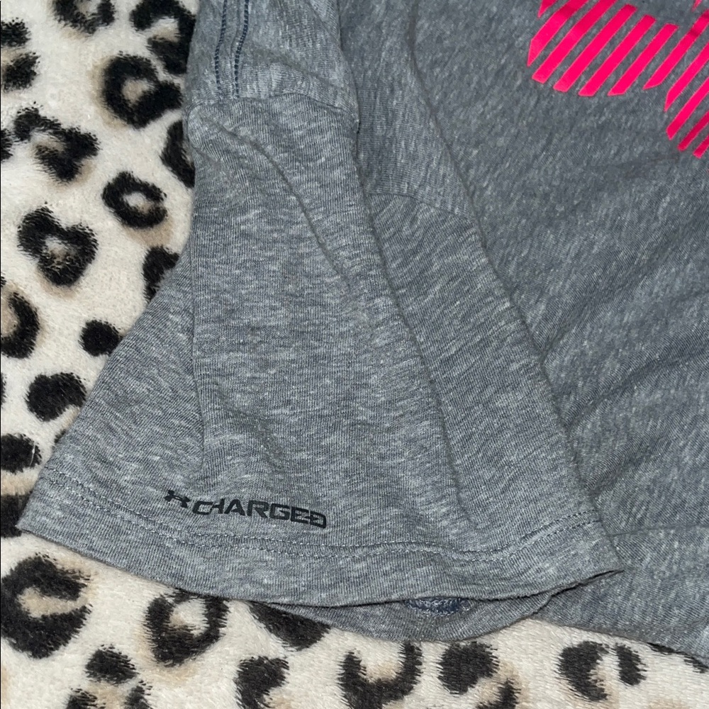 Under Armour Heather Gray Tee with Vibrant Pink Logo - Picture 4 of 6